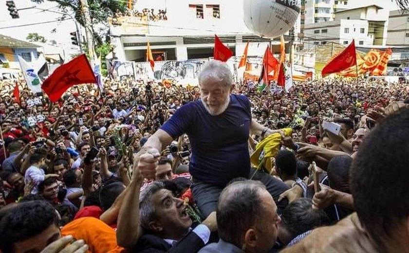 Manifestantes impedem saída de Lula do Sindicato dos Metalúrgicos