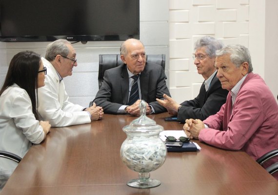Cesmac homenageia médico da Antenor Teixeira Leal ao inaugurar laboratórios