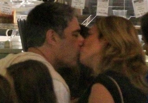 Bonner é flagrado aos beijos com namorada no Rio de Janeiro