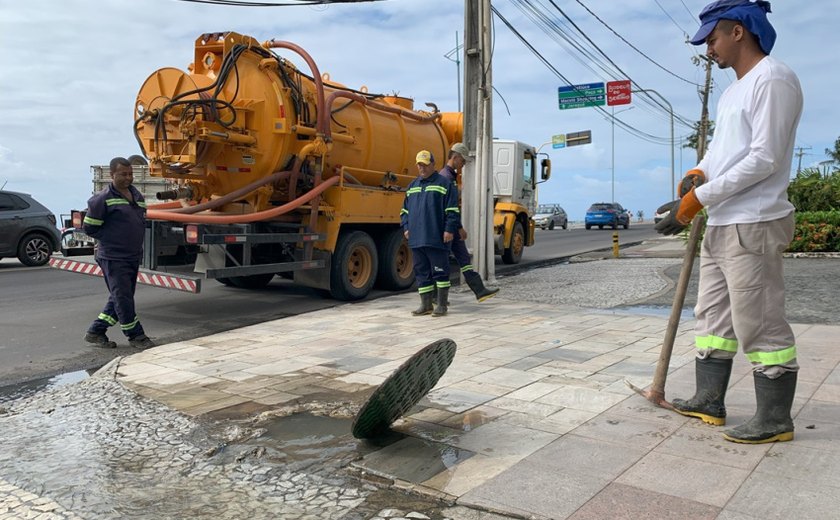 Operação Línguas Sujas flagra transbordo de esgoto da BRK em galeria de águas pluviais na Jatiúca