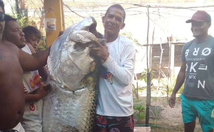 Pescador captura peixe de mais de 100 quilos no litoral do RN