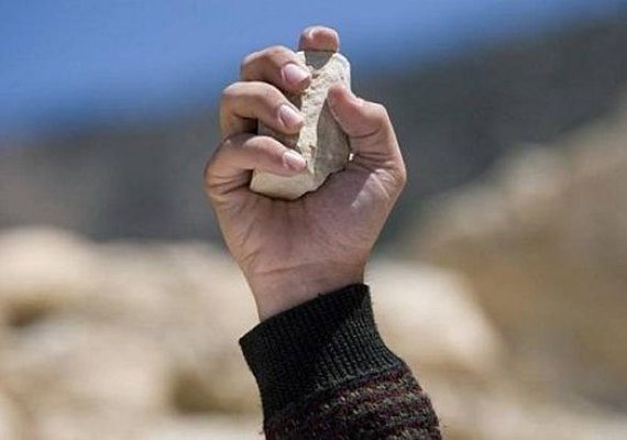 Homem é morto a pedradas e 'X-9' é escrito com sangue da vítima em Arapiraca