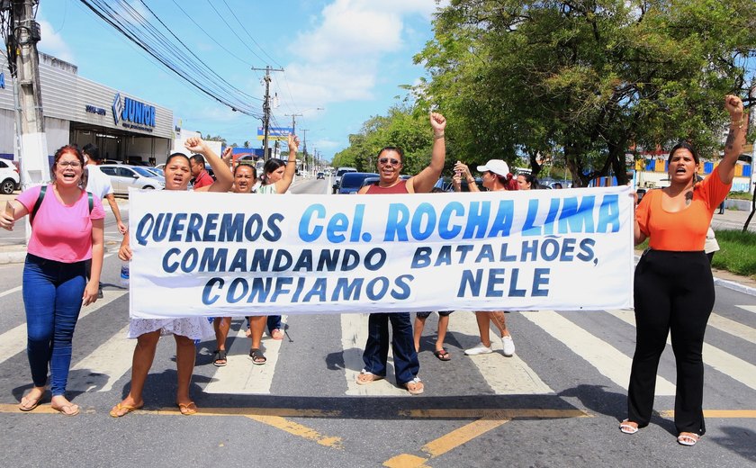 Amedrontados, pais de alunos pedem segurança em frente à escola em Maceió