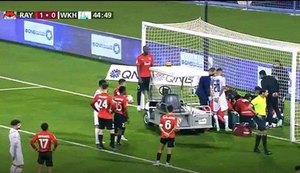 Jogador tem parada cardíaca em campo e partida é interrompida