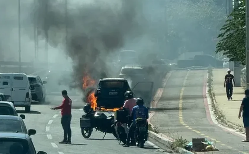 Veículo pega fogo na Avenida Josefa de Melo, em Maceió
