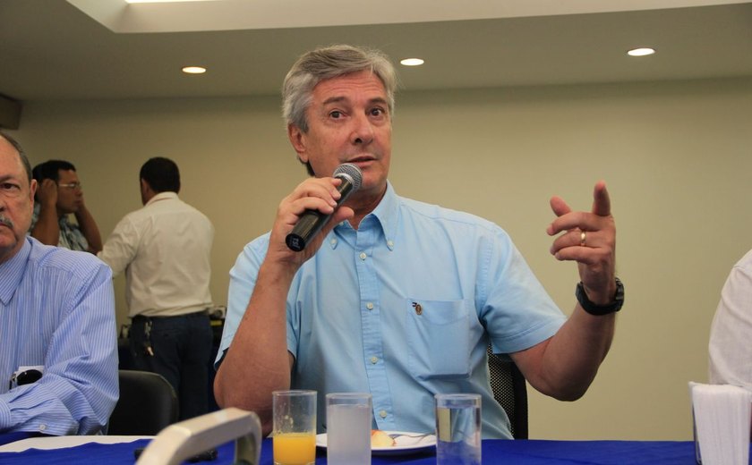 Rejeitado por Rodrigo Cunha, Collor usa o nome do candidato para conseguir votos