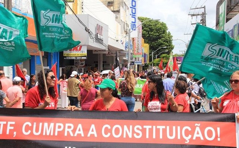 Manifestantes realizam ato no Centro em defesa de Lula