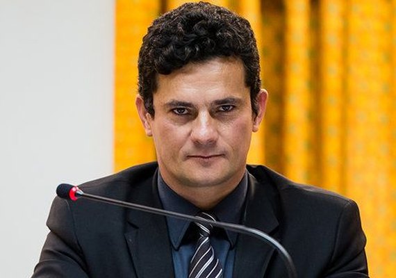 Sérgio Moro aceita denúncia em que Cunha é acusado de ter contas na Suíça