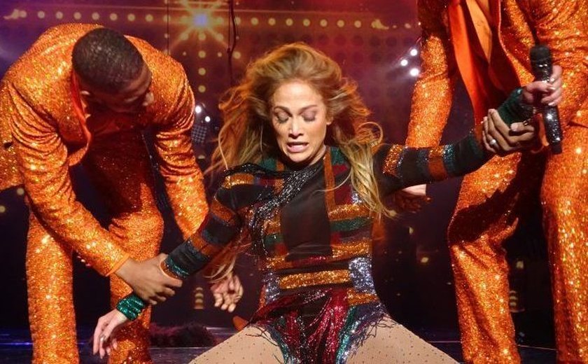 Jennifer Lopez escorrega em show e é ajudada por dançarinos