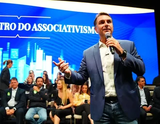 Flávio Bolsonaro faz visita ao pai em prisão domiciliar e recebe apoios em São Paulo