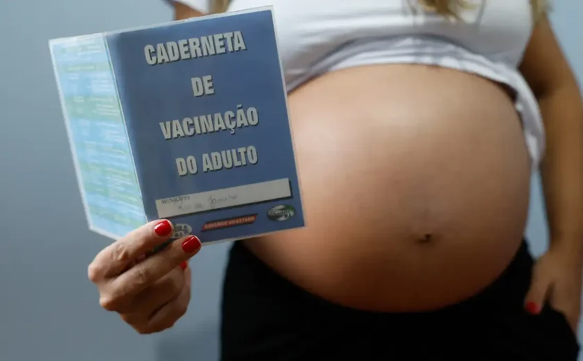 Resistência às vacinas contra gripe e covid coloca gestantes em risco