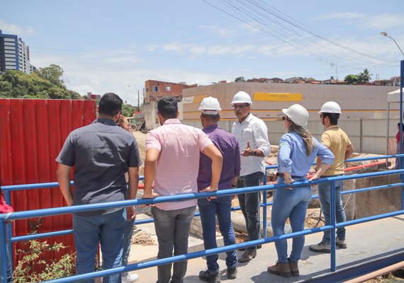 Comitiva vistoria frentes de obras do projeto Renasce Salgadinho
