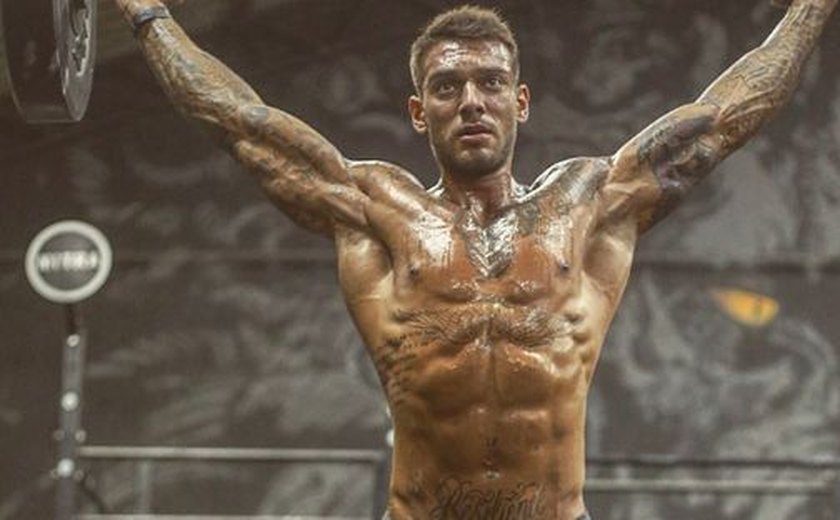 Cantor Lucas Lucco exibe corpo supermusculoso durante treino de crossfit