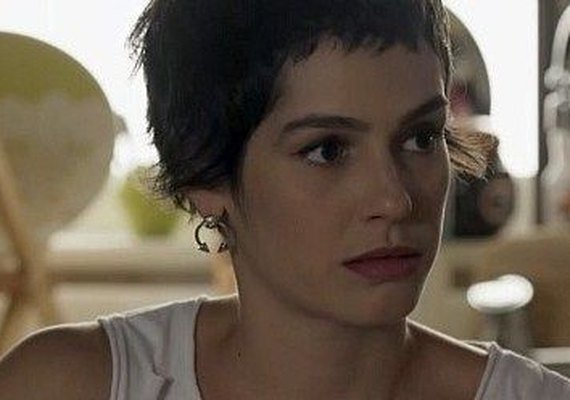 Rejeitada pelo pai homofóbico, Flávia vira lésbica no último capítulo