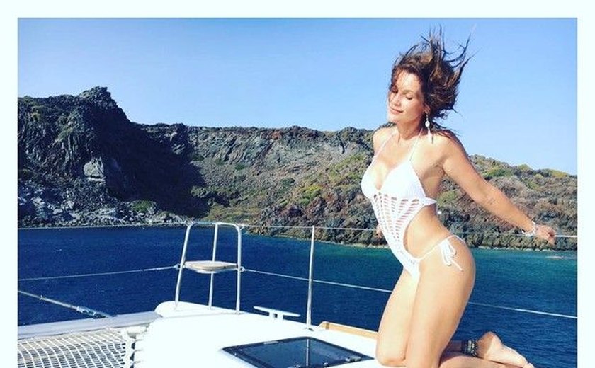 Flávia Alessandra sensualiza durante passeio de lancha na Grécia: 'Beyoncé'