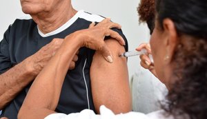 Idosos e professores poderão se vacinar contra a Influenza neste sábado (5)