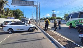 Ilumina remove poste danificado após acidente na Avenida Gustavo Paiva