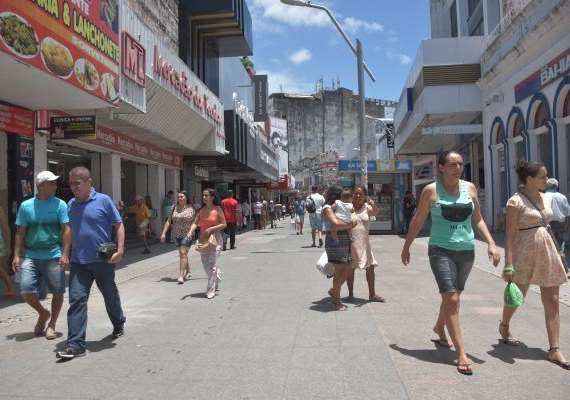 Veja o que abre e fecha no feriado na capital e no interior de Alagoas