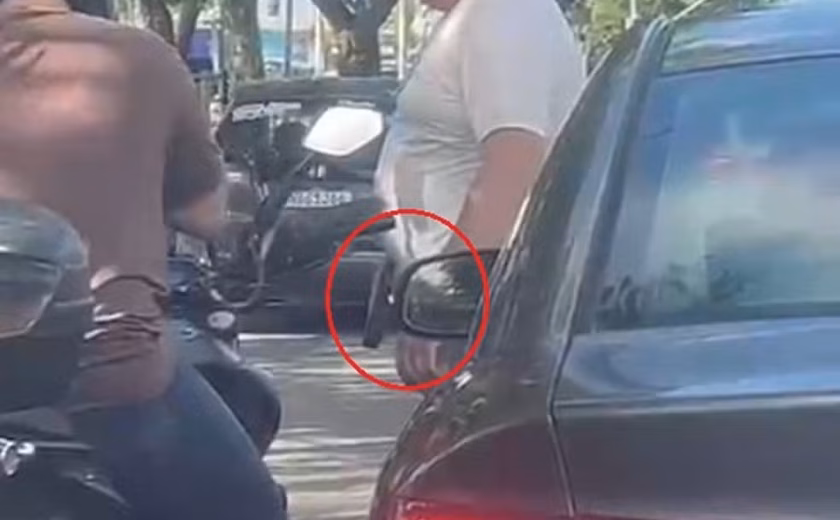 Homem armado agride motociclista em discussão de trânsito em Maceió