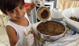 Em Cacimbinhas, menino coleta podas de árvores para produzir sementeiras