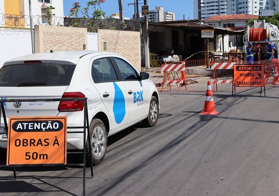 Obra na rede de esgoto interdita trecho da Rua Ernesto Maranhão
