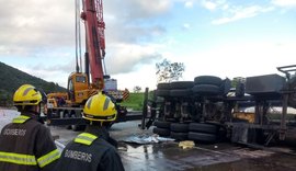 Carreta tomba na zona rural de Flexeiras e deixa rodovia BR-101 repleta de melaço