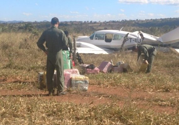 Vídeo mostra policiais se aproximarem de avião com mais de 500 kg de cocaína em Jussara