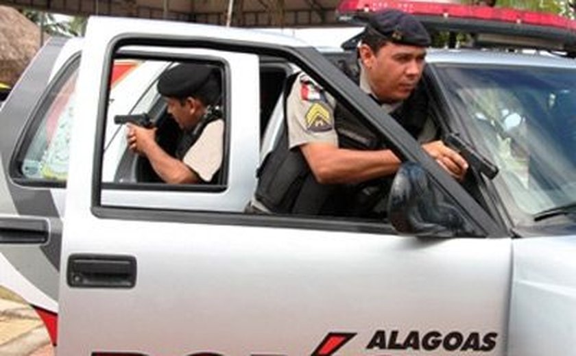 Polícia aborda veículo e encontra drogas, além de R$ 19 mil