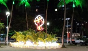 Painel em praça vira símbolo de fé contra a Covid-19