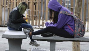 Uso de celular com cabeça inclinada pode causar lesão na cervical