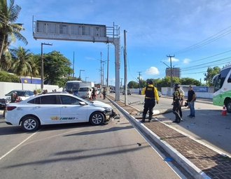 Ilumina remove poste danificado após acidente na Avenida Gustavo Paiva