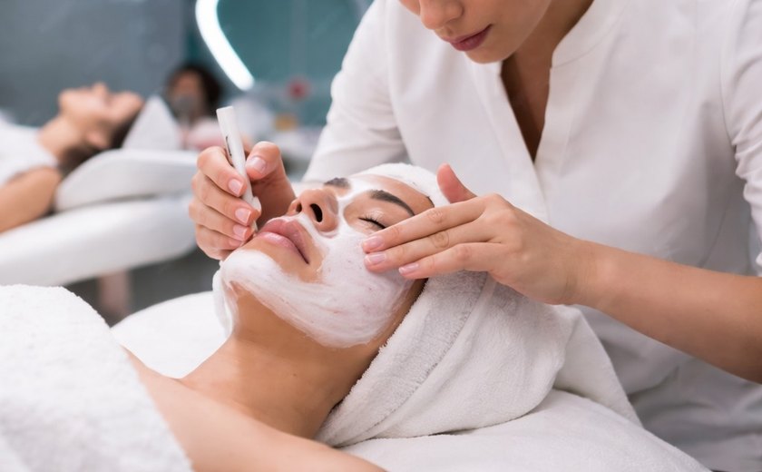 Especialista destaca técnicas como peeling e orienta sobre cuidados adequados para melhorar a saúde e a aparência da pele