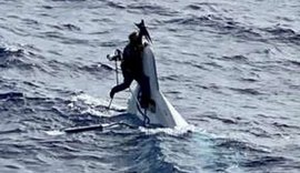 24 horas depois de naufrágio, homem é encontrado agarrado no casco do barco