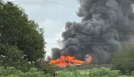 Incêndio de grandes proporções atinge galpão de avícola em Arapiraca