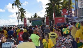 Telão exibe Brasil x México na orla da Ponta Verde