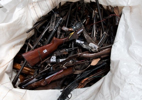 Um ano após decreto, país reutiliza menos de 200 armas das mais de 135 mil apreendidas