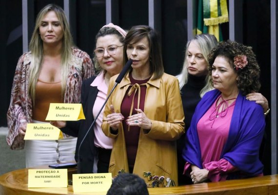 Pressão da bancada feminina altera texto da reforma da previdência