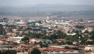 Homens armados invadem mercadinho e roubam objetos do estabelecimento