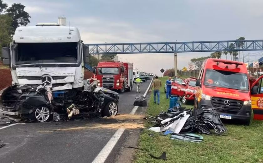 Carro invade pista contrária, bate de frente com caminhão e motorista morre em rodovia do interior de SP