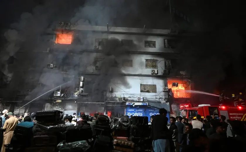 Incêndio em shopping deixa mais de 20 mortos no Paquistão