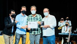 Jornalista da Tribuna recebe Troféu Paulo Lourenço em Arapiraca