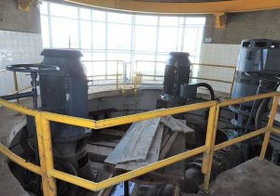 Arapiraca: Casal e Agreste Saneamento trabalham no conserto de motobomba para regularizar abastecimento