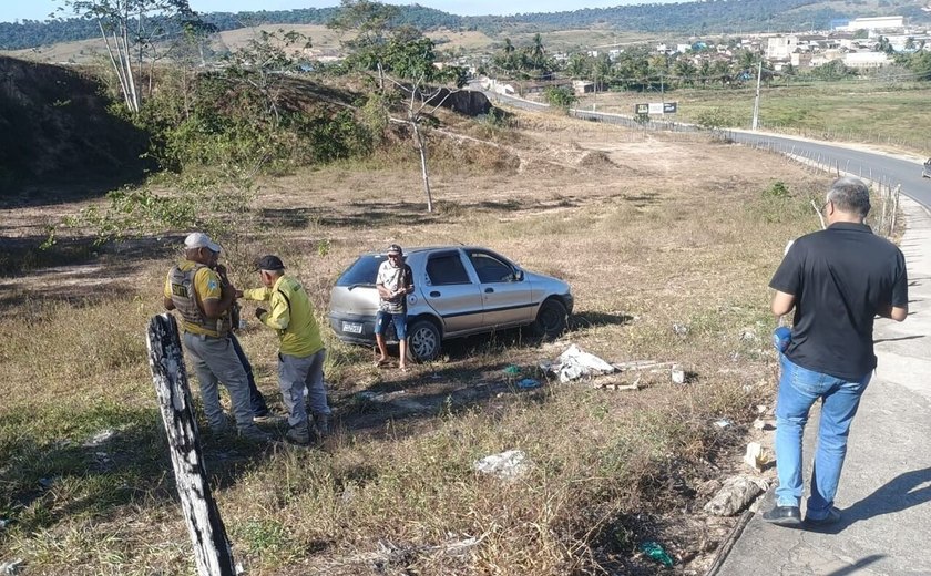 Motorista perde controle de carro e invade cercado na Ladeira da Betel, em São Miguel dos Campos