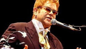 Elton John perde parte da visão de um olho após pegar infecção severa