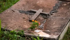 Criminosos invadem cemitério, violam túmulo e ateiam fogo em cadáver