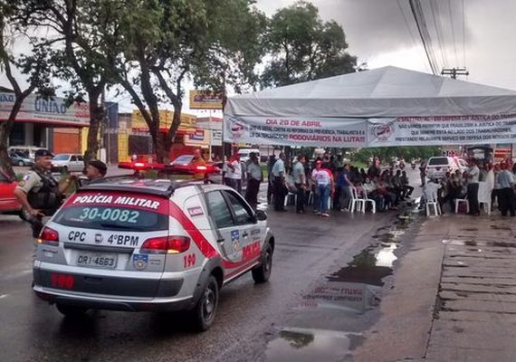 Manifestantes bloqueiam Avenida Durval de Góes Monteiro