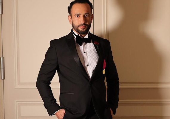 Estilista Charles Hermann é condecorado em Paris e celebra reconhecimento internacional