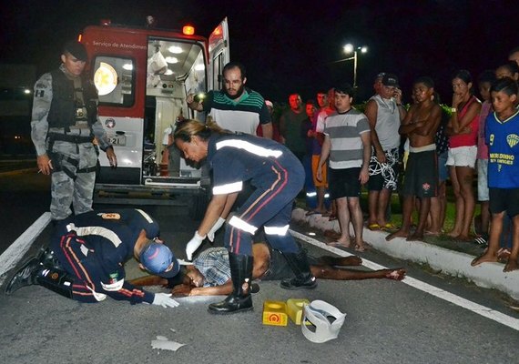 Homem é atropelado por dois veículos seguidos e morre na BR-101