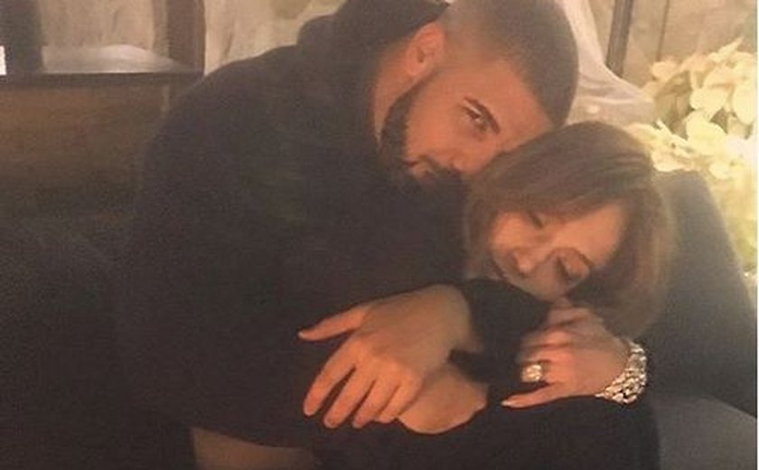 Tá ficando sério! Drake compra colar de mais de R$ 300 mil para Jennifer Lopez