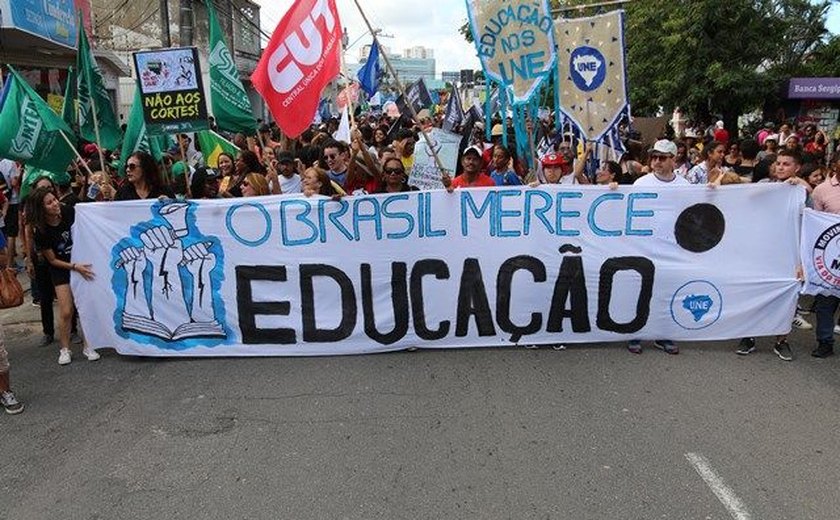 Pesquisa aponta semelhanças entre manifestantes pró e contra Bolsonaro
